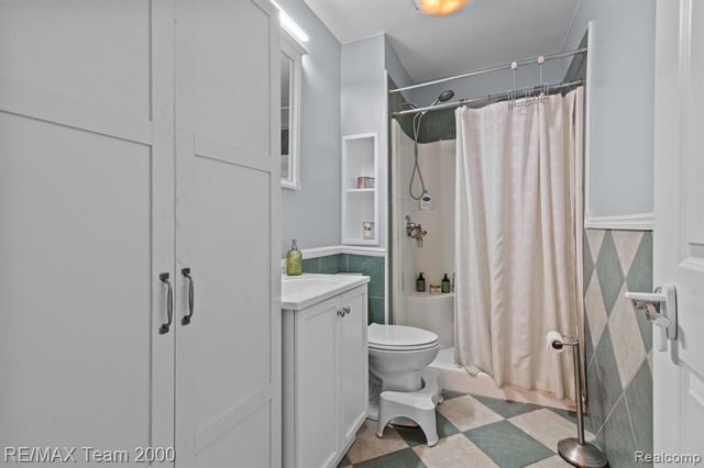 26520 Brettonwoods Street, Madison Heights, MI 48071