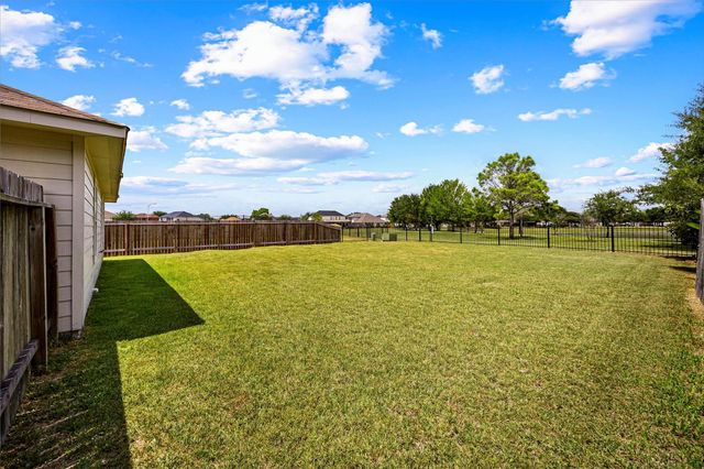 5623 Cinnamon Lake Drive, Baytown, TX 77521