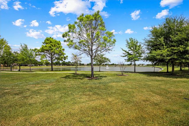 5623 Cinnamon Lake Drive, Baytown, TX 77521