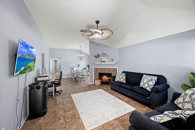 5623 Cinnamon Lake Drive, Baytown, TX 77521