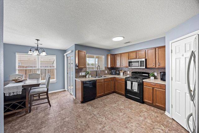 5623 Cinnamon Lake Drive, Baytown, TX 77521