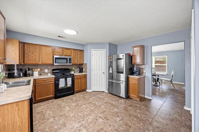 5623 Cinnamon Lake Drive, Baytown, TX 77521