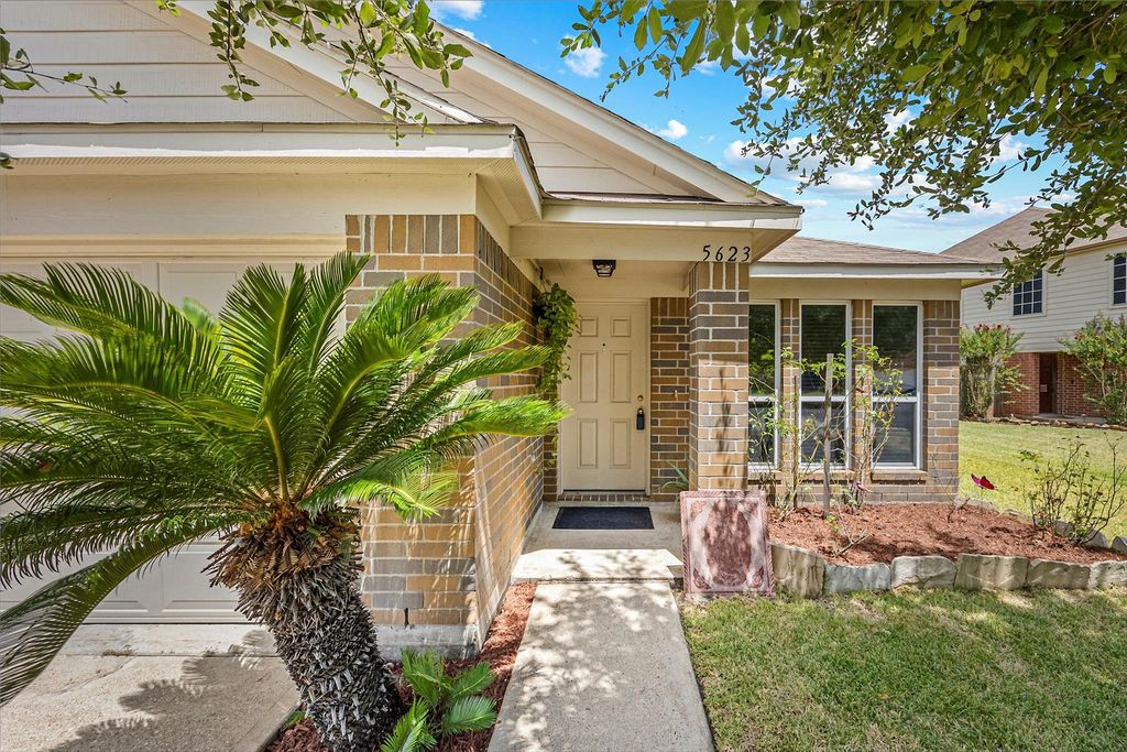 5623 Cinnamon Lake Drive, Baytown, TX 77521