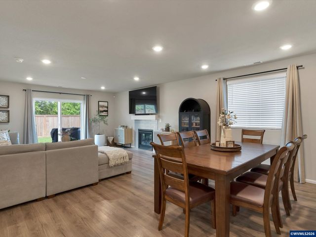 483 Killian Spring Dr, Woodburn, OR 97071