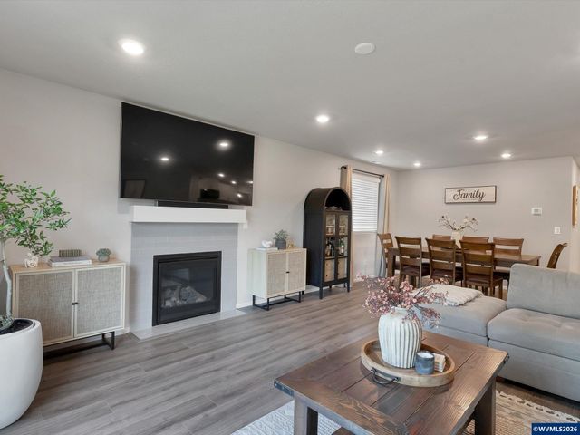 483 Killian Spring Dr, Woodburn, OR 97071