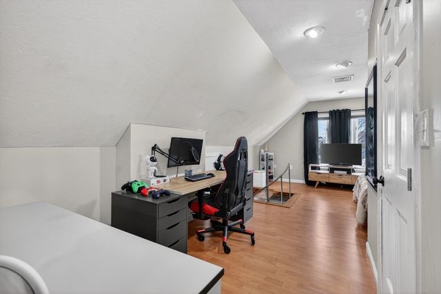 508-510 Lakeview Ave, Lowell, MA 01850