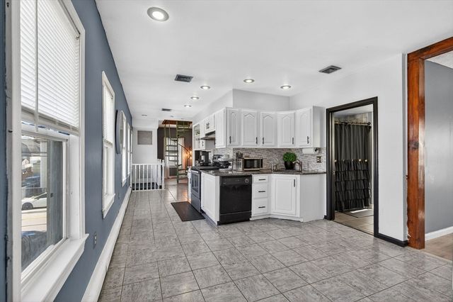 508-510 Lakeview Ave, Lowell, MA 01850