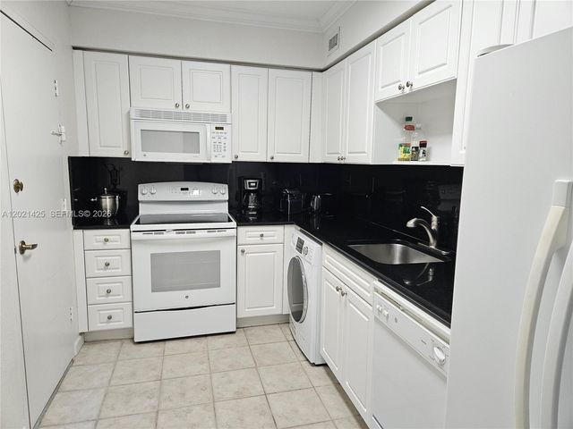 2501 S Ocean Dr PH17, Hollywood, FL 33019