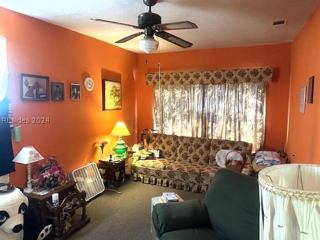 Image 13 of property listing at 8 Taylor St, Beaufort, SC 29906