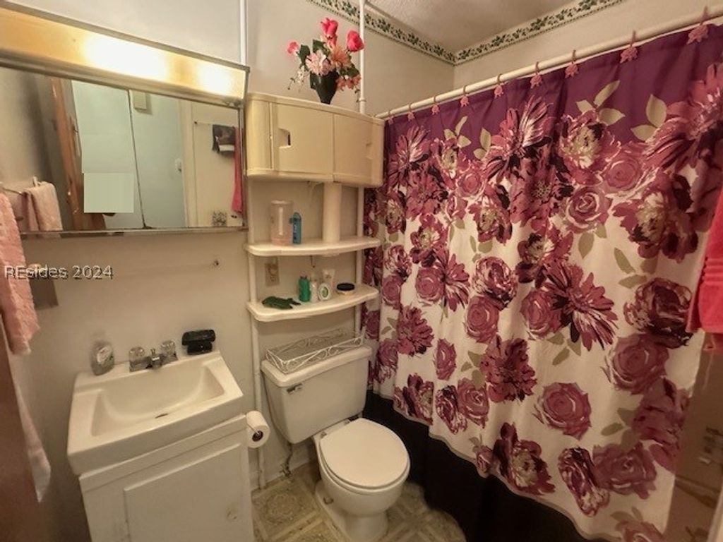 Image 6 of property listing at 8 Taylor St, Beaufort, SC 29906