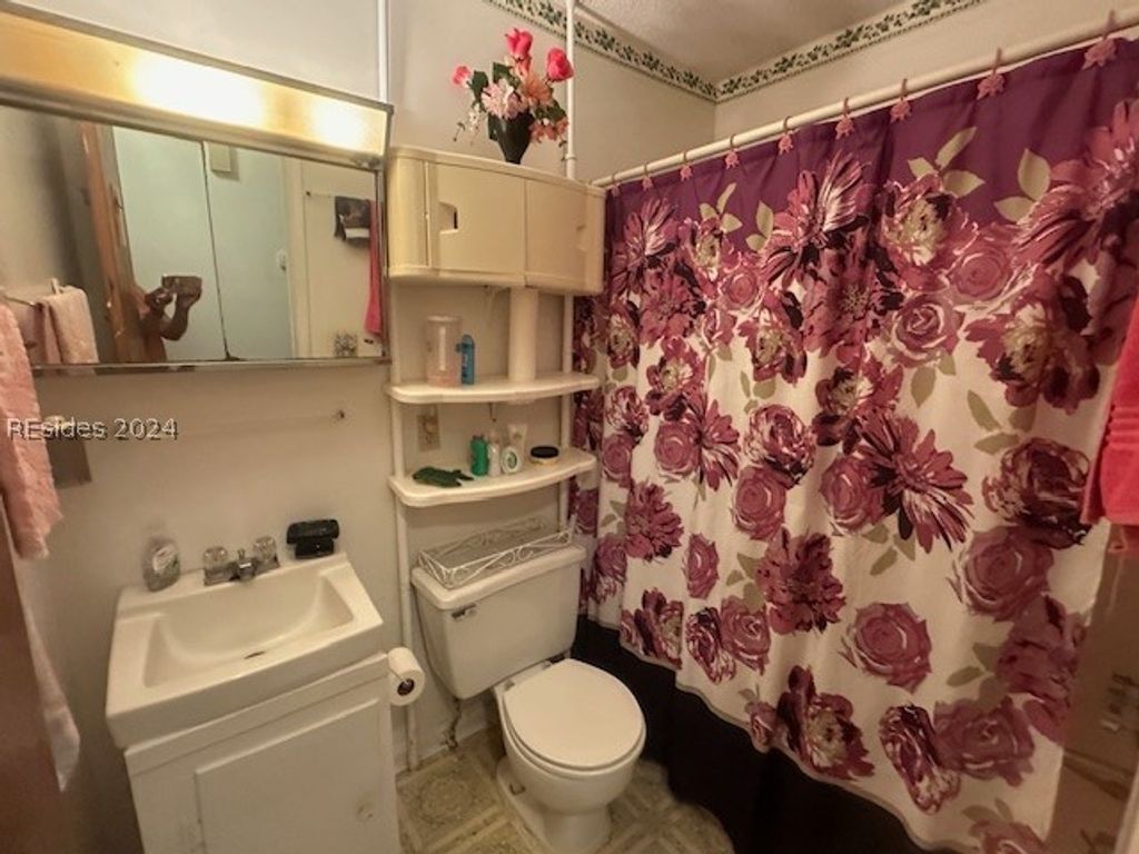 Image 7 of property listing at 8 Taylor St, Beaufort, SC 29906