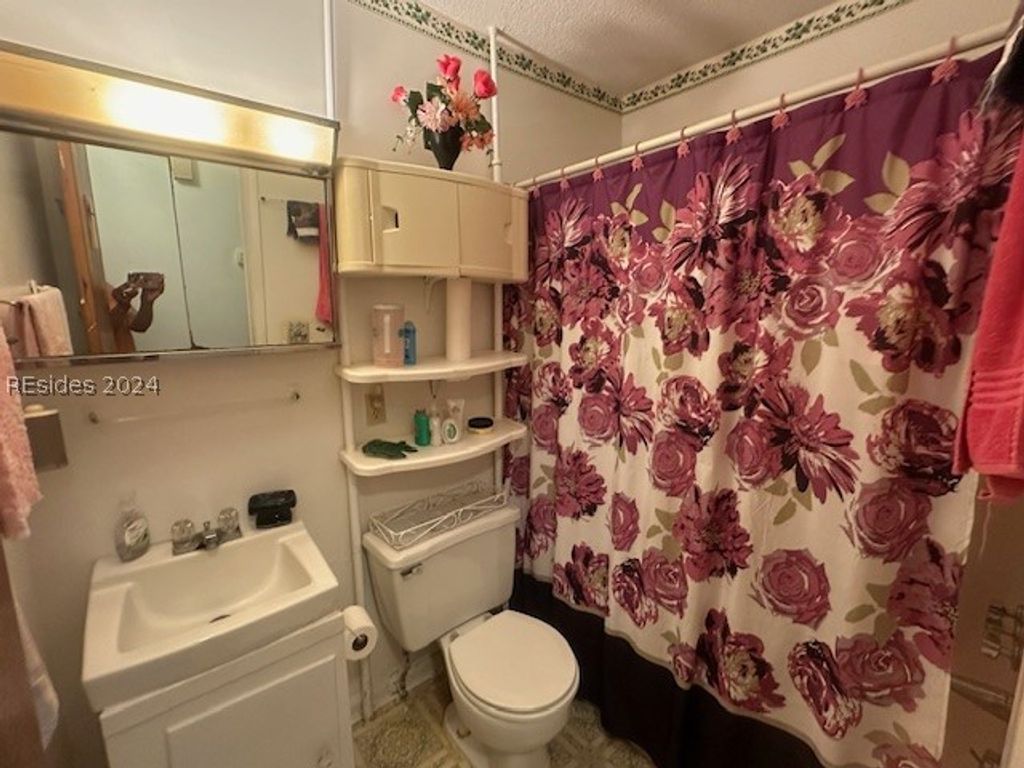 Image 8 of property listing at 8 Taylor St, Beaufort, SC 29906