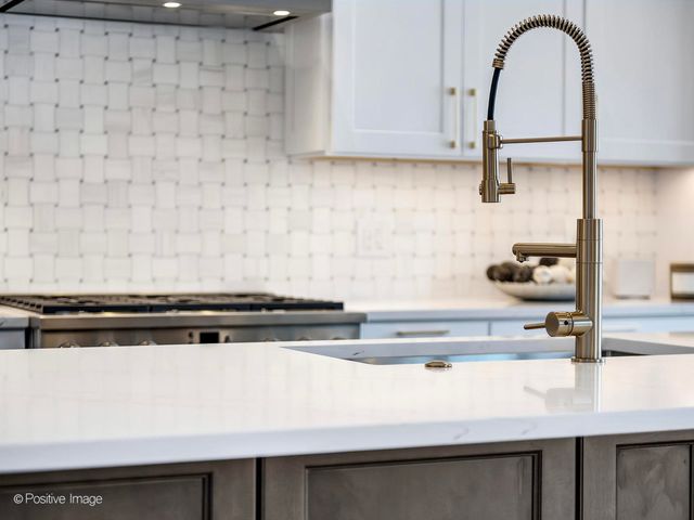 6925 Clarendon Hills Road, Darien, IL 60561