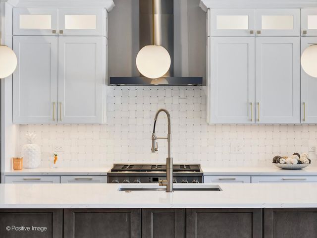 6925 Clarendon Hills Road, Darien, IL 60561