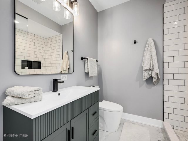 6925 Clarendon Hills Road, Darien, IL 60561