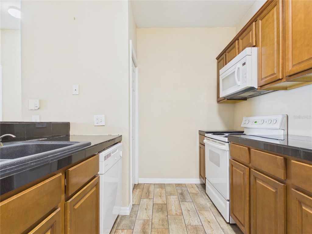 Image 11 of property listing at 16305 ENCLAVE VILLAGE DRIVE 102, Tampa, FL 33647