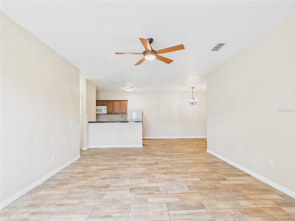 Image 14 of property listing at 16305 ENCLAVE VILLAGE DRIVE 102, Tampa, FL 33647
