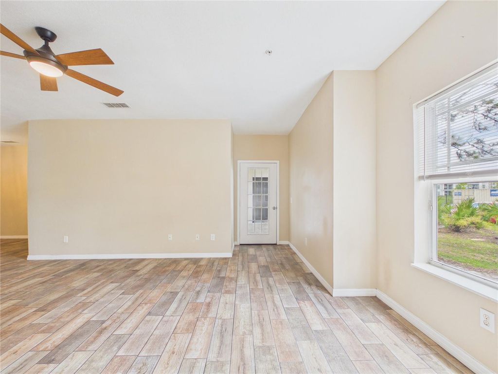 Image 15 of property listing at 16305 ENCLAVE VILLAGE DRIVE 102, Tampa, FL 33647