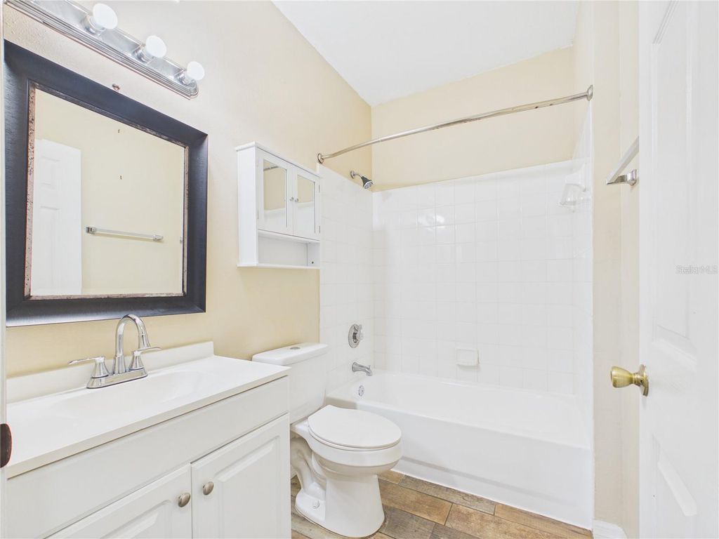 Image 18 of property listing at 16305 ENCLAVE VILLAGE DRIVE 102, Tampa, FL 33647
