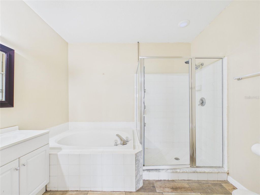 Image 28 of property listing at 16305 ENCLAVE VILLAGE DRIVE 102, Tampa, FL 33647