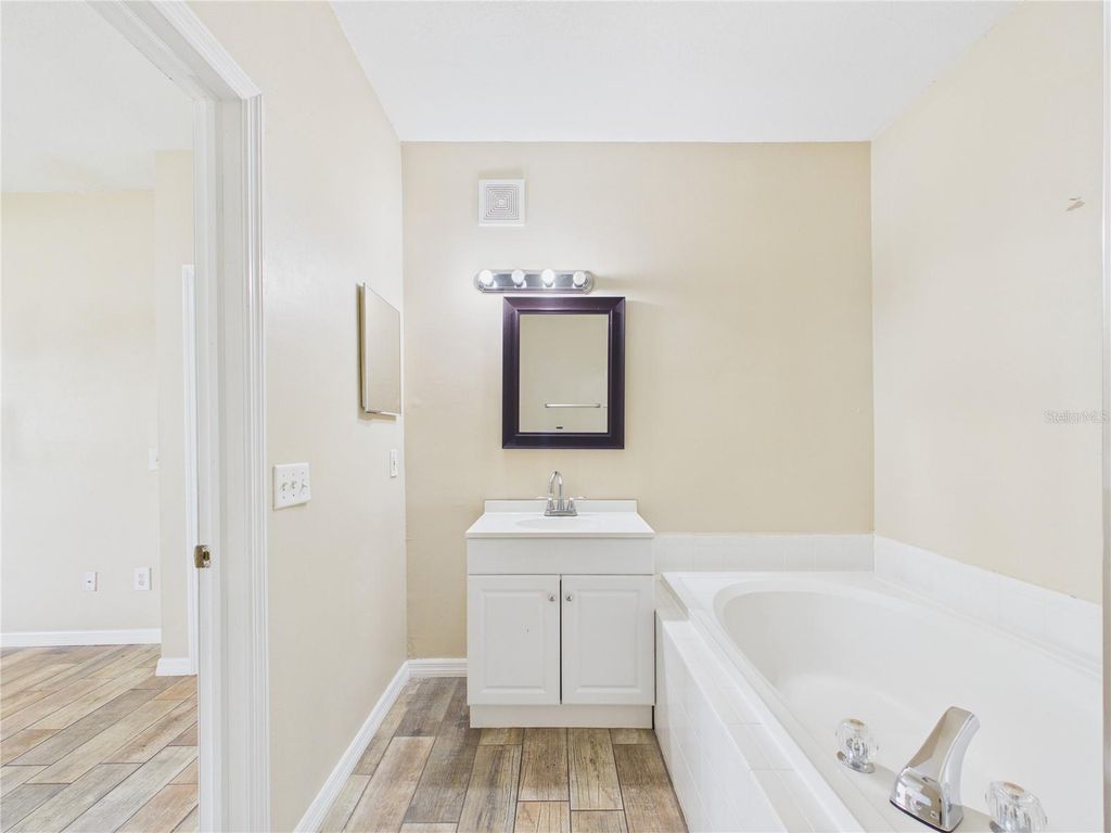 Image 29 of property listing at 16305 ENCLAVE VILLAGE DRIVE 102, Tampa, FL 33647