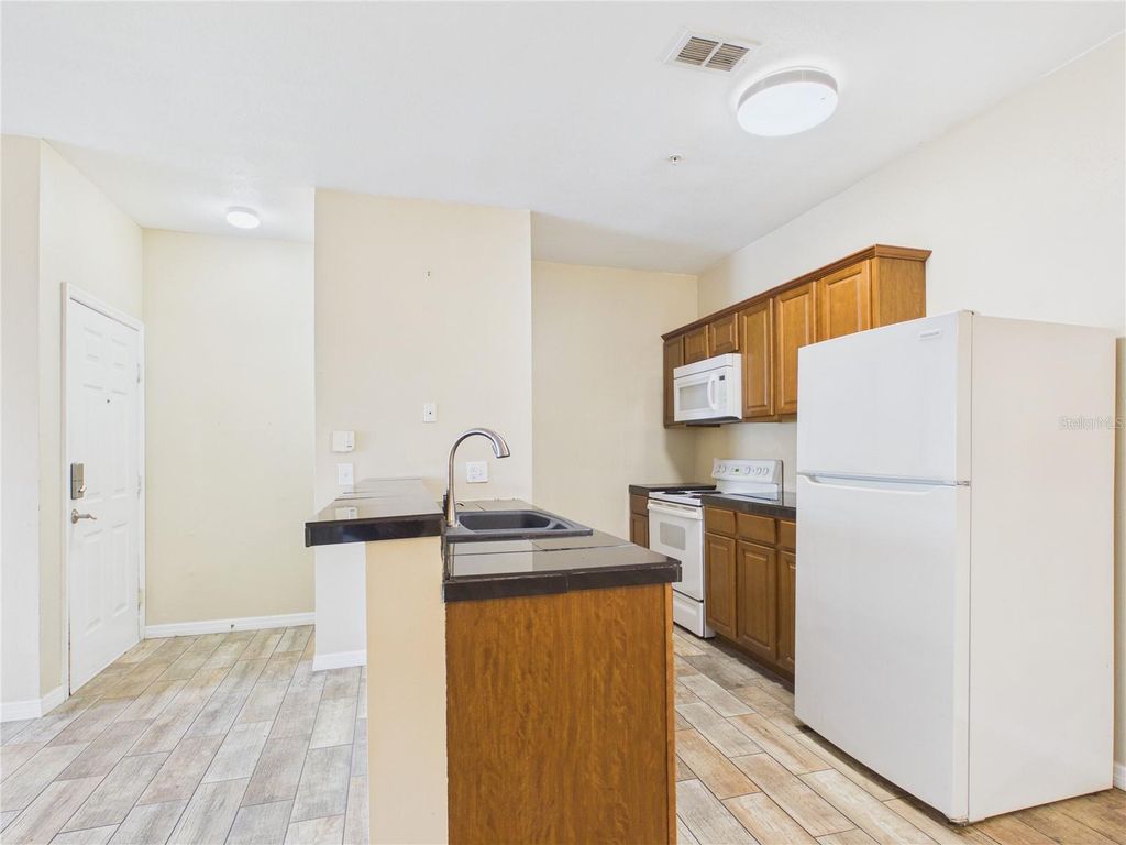 Image 10 of property listing at 16305 ENCLAVE VILLAGE DRIVE 102, Tampa, FL 33647