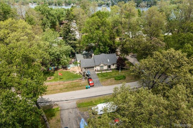 8790 Oakside Avenue, Commerce Charter Township, MI 48382
