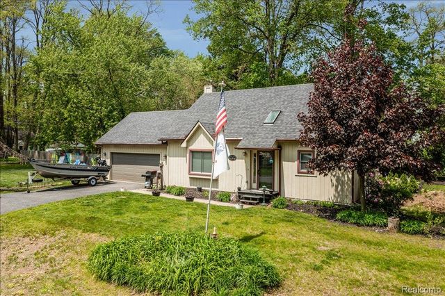 8790 Oakside Avenue, Commerce Charter Township, MI 48382