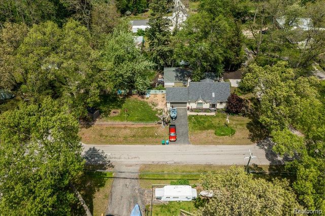 8790 Oakside Avenue, Commerce Charter Township, MI 48382