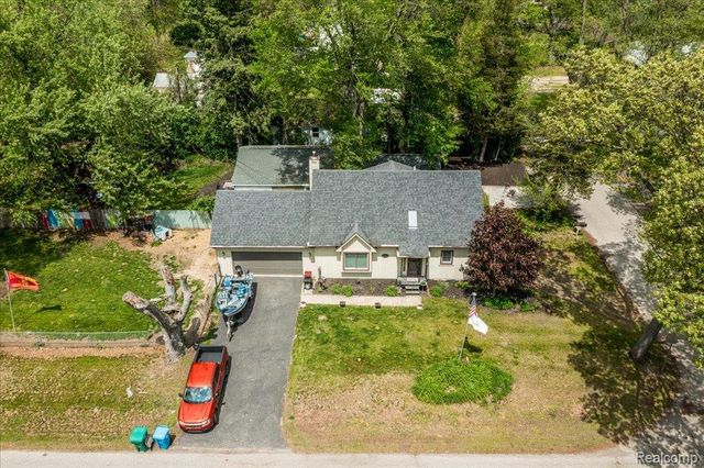 8790 Oakside Avenue, Commerce Charter Township, MI 48382
