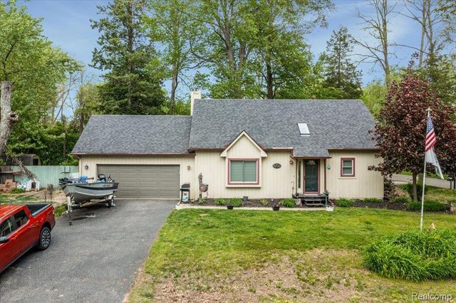 8790 Oakside Avenue, Commerce Charter Township, MI 48382