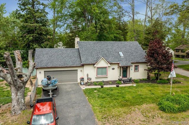 8790 Oakside Avenue, Commerce Charter Township, MI 48382