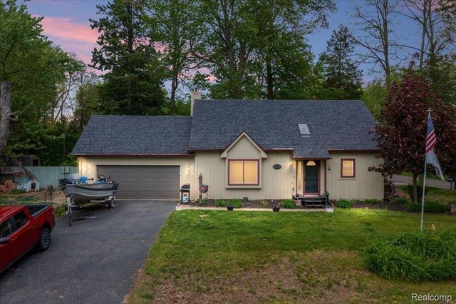 8790 Oakside Avenue, Commerce Charter Township, MI 48382