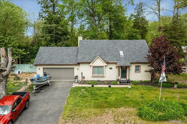8790 Oakside Avenue, Commerce Charter Township, MI 48382