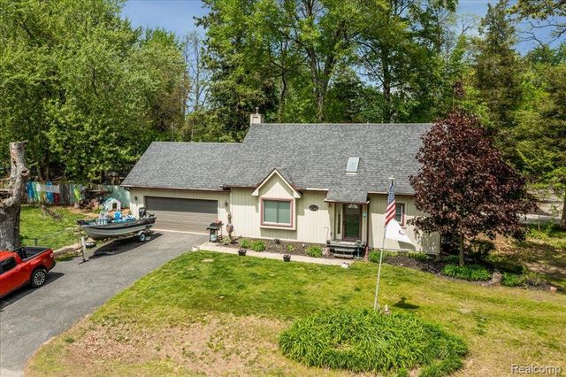 8790 Oakside Avenue, Commerce Charter Township, MI 48382