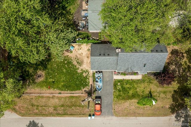 8790 Oakside Avenue, Commerce Charter Township, MI 48382