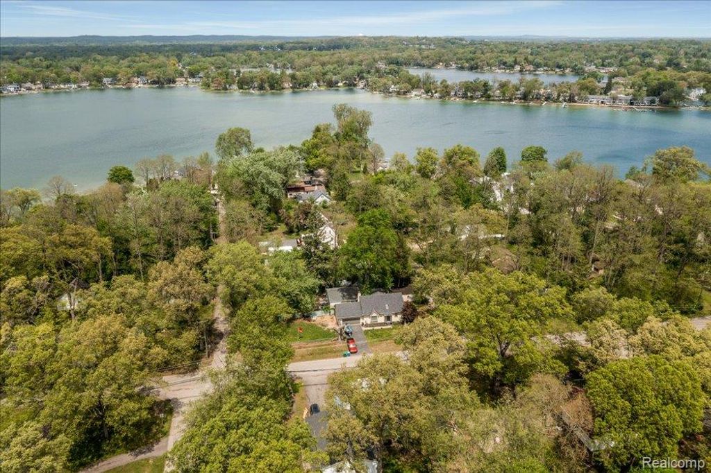 8790 Oakside Avenue, Commerce Charter Township, MI 48382