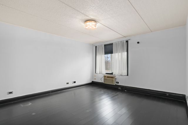 5011 Valley Lane 204, Streamwood, IL 60107