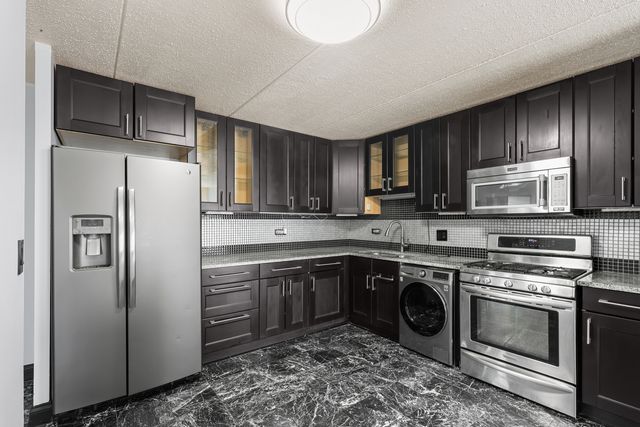 5011 Valley Lane 204, Streamwood, IL 60107