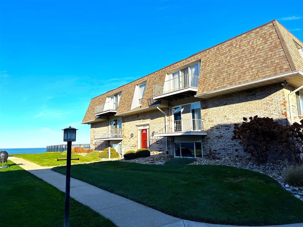 3620 Lakeshore Dr, F3, Saint Joseph, MI 49085