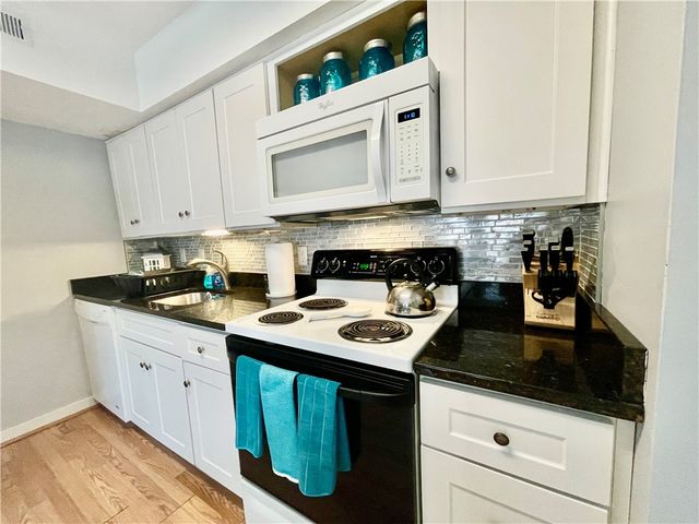 106 Swinburne Row, Newport, RI 02840