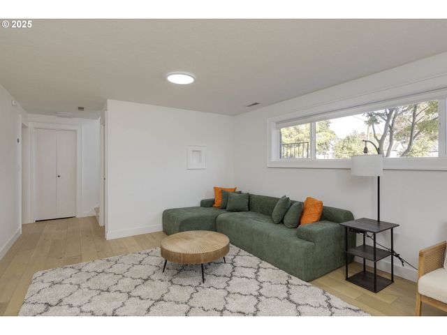1290 Se MADRONA Ave, Salem, OR 97302
