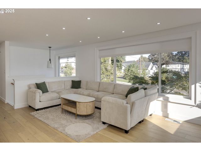 1290 Se MADRONA Ave, Salem, OR 97302