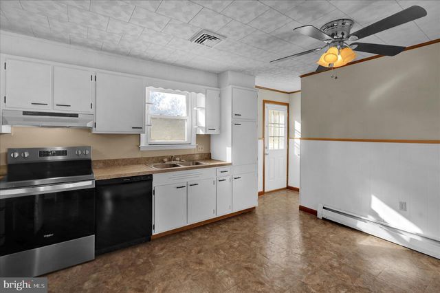 72 MOUNTAIN BLVD, Wernersville, PA 19565