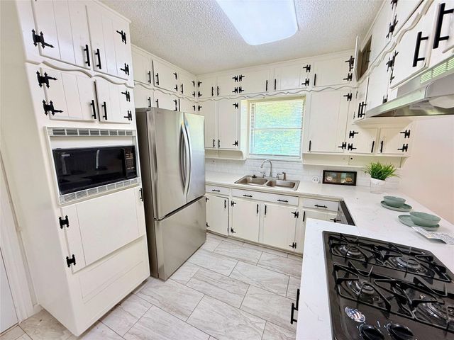 1136 Simpson Drive, Hurst, TX 76053