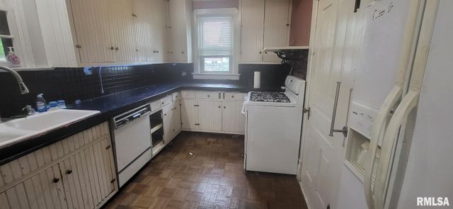 1262 N BROAD Street, Galesburg, IL 61401