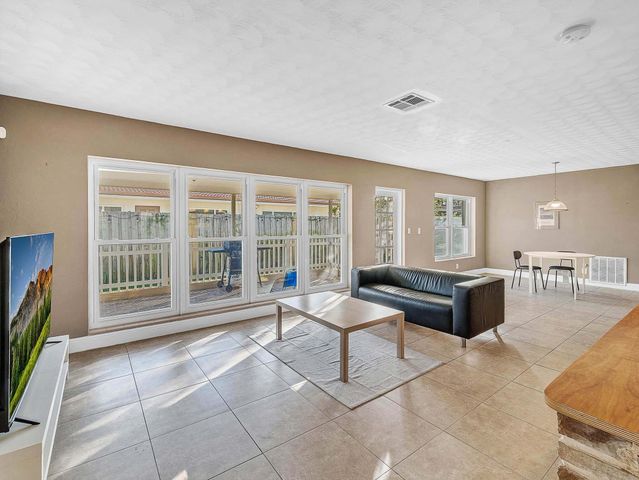 2750 SE 3rd Street, Pompano Beach, FL 33062