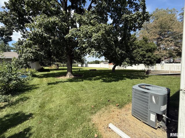 570 S MAIN Street, Roseville, IL 61473