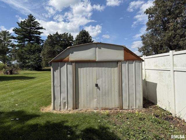 570 S MAIN Street, Roseville, IL 61473