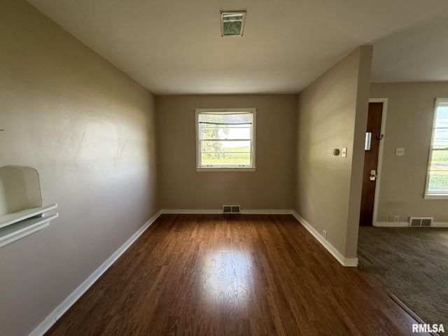 570 S MAIN Street, Roseville, IL 61473